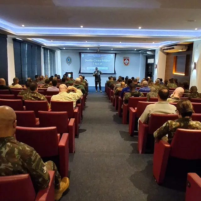 Palestra em auditório para militares.