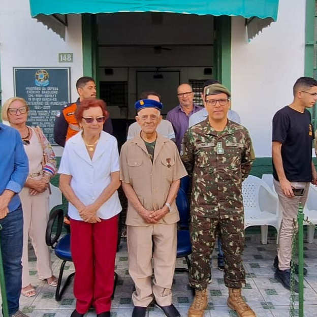 Grupo de pessoas em cerimônia militar.