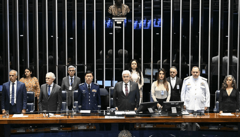 Pessoas em pé no plenário do Senado Brasileiro.