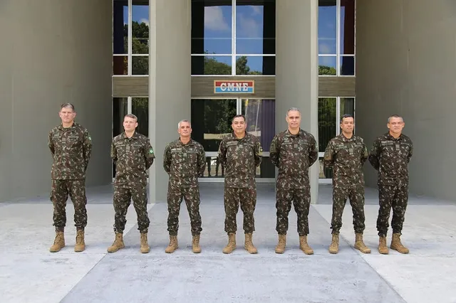 Soldados de uniforme frente a um prédio militar