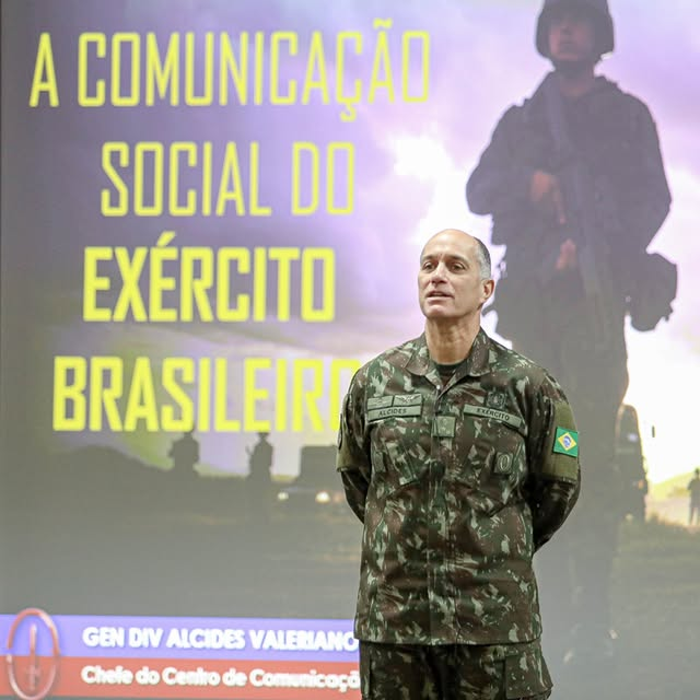 General brasileiro em frente a apresentação militar.
