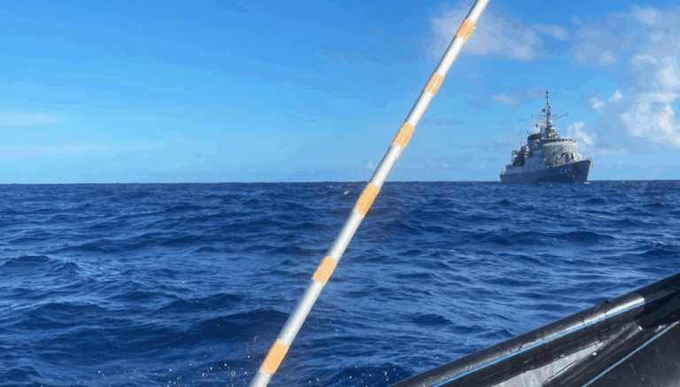 Navio militar no oceano com céu azul