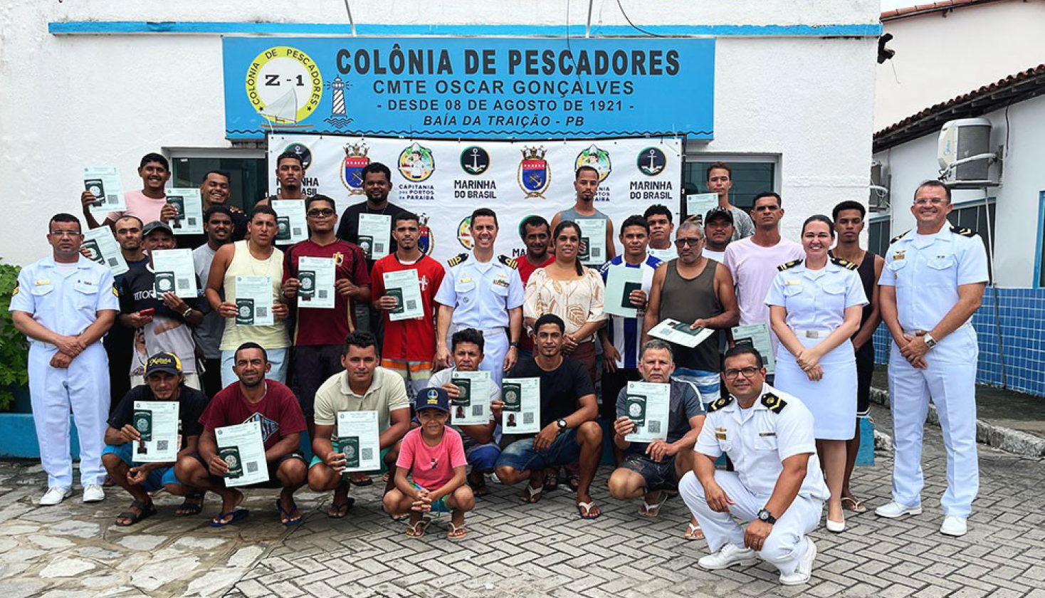 Grupo de pessoas em frente à colônia de pescadores.