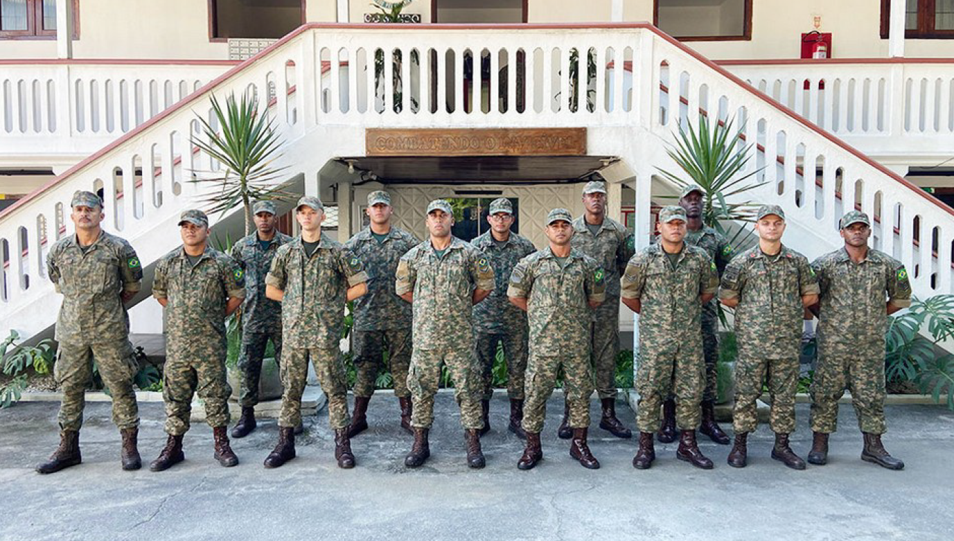 Soldados brasileiros em frente a prédio militar.