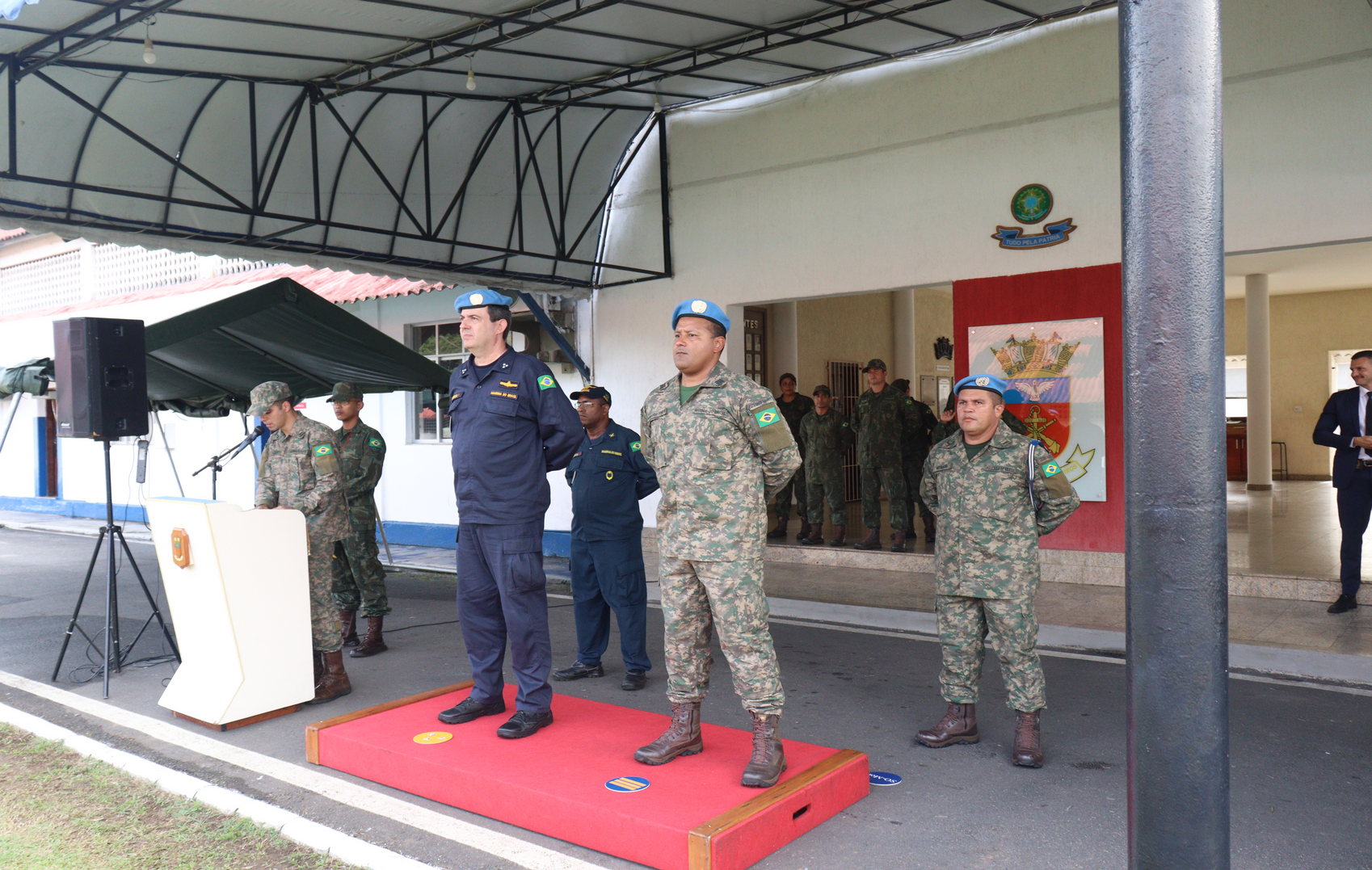 Cerimônia militar com soldados em destaque.