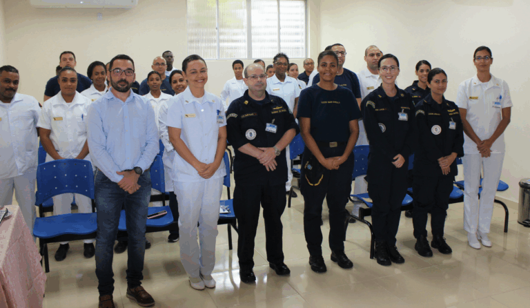 Grupo diverso de profissionais uniformizados em sala