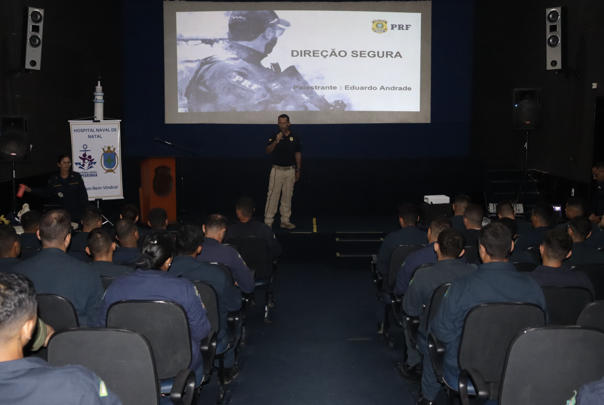 Palestra sobre direção segura para policiais em auditório.