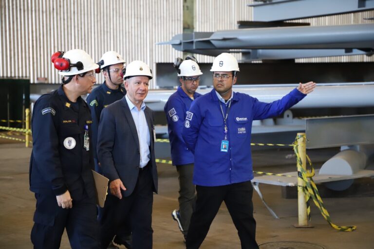 Visita técnica em fábrica com engenheiros e diretores.