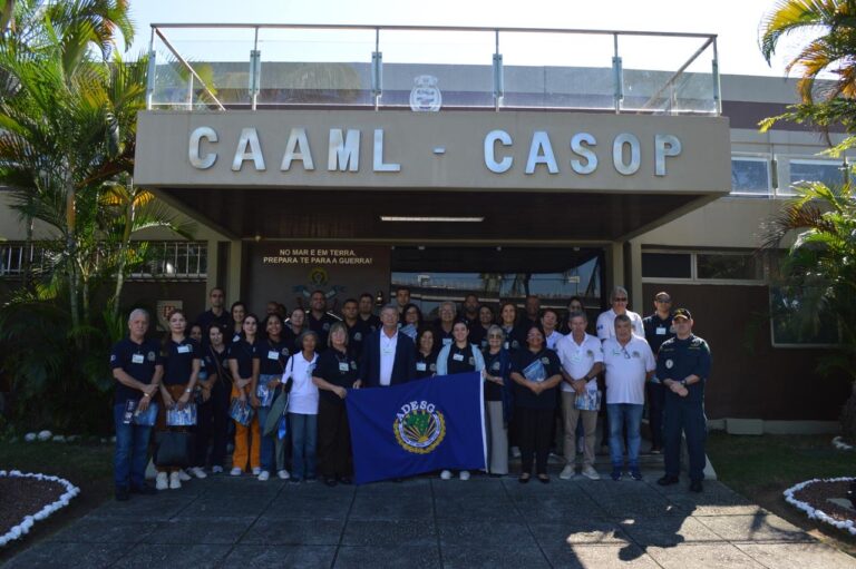 Grupo de pessoas em frente ao CAAML CASOP