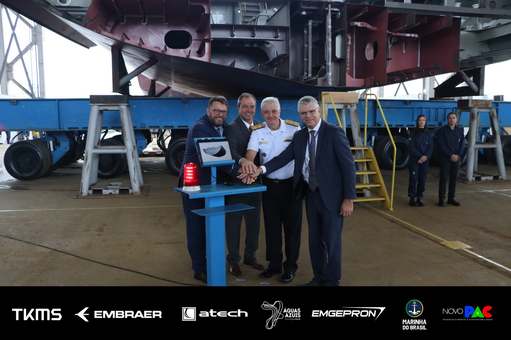 Cerimônia de lançamento de navio em construção naval.