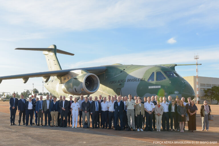 Grupo em frente ao avião da Força Aérea Brasileira.