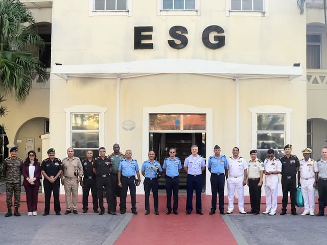 Militares em frente a prédio com sigla ESG.