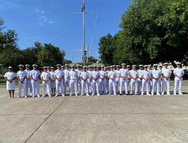 Oficiais da marinha em formação ao ar livre
