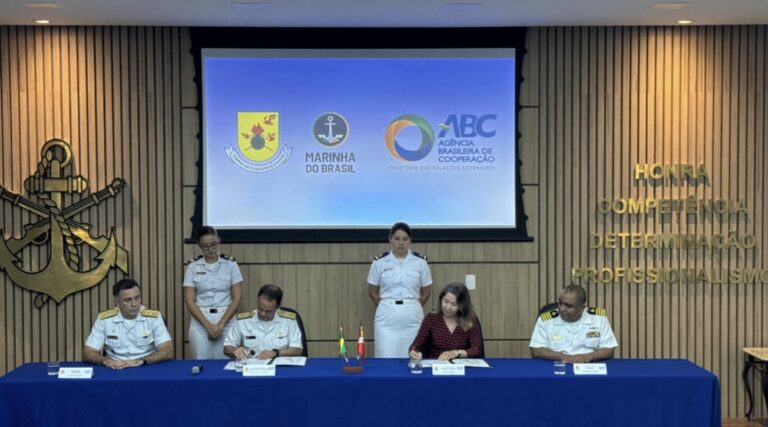 Assinatura de acordo entre Marinha e agência brasileira.