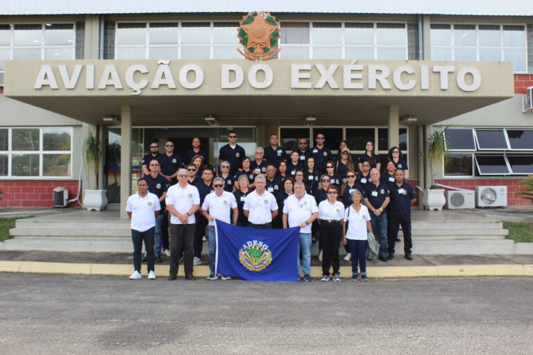 Grupo na frente do prédio Aviação do Exército.