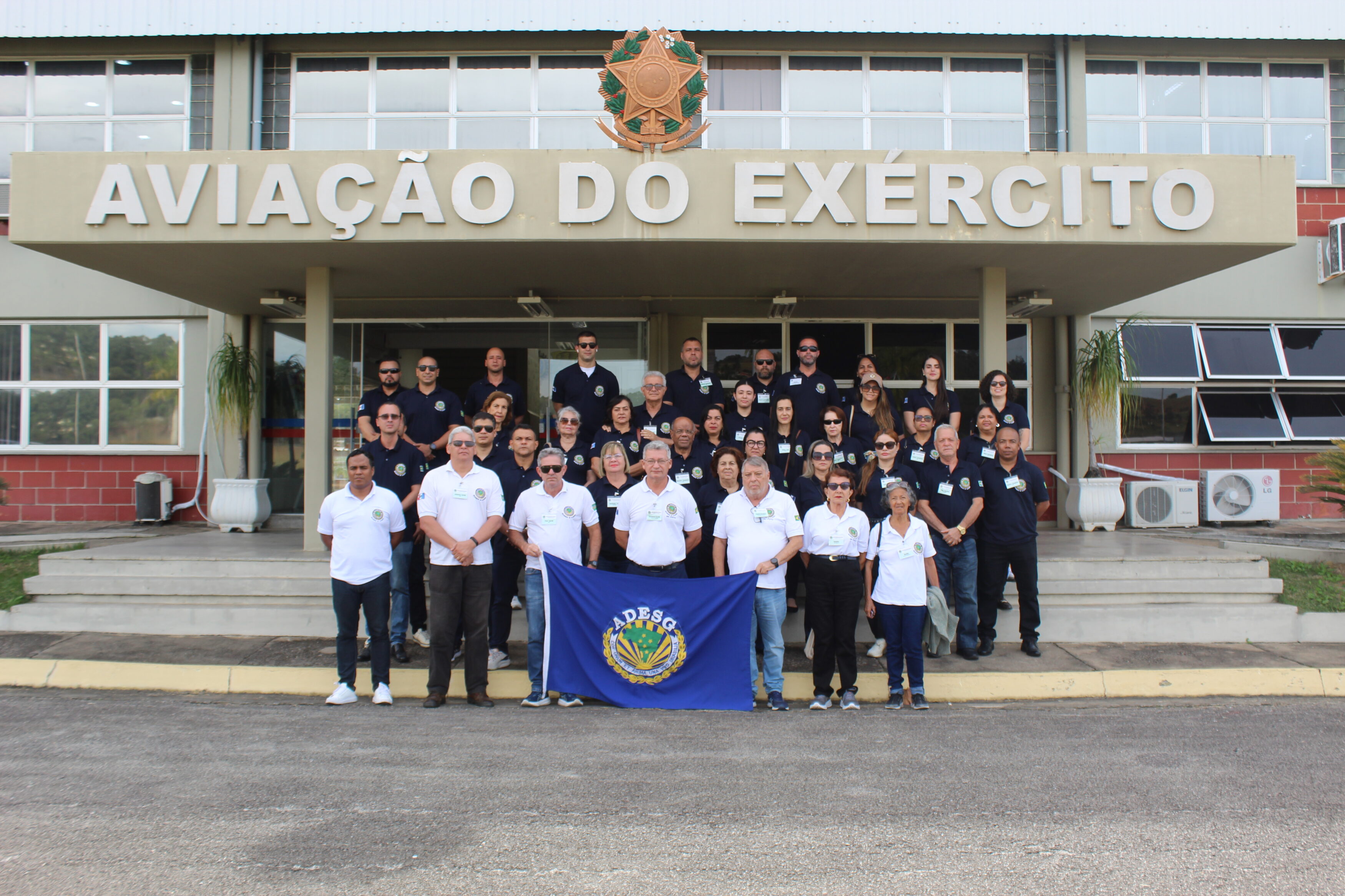 Grupo na frente do prédio Aviação do Exército.