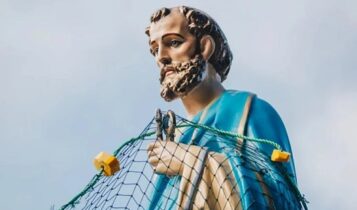 Estátua religiosa com rede de pesca ao redor.