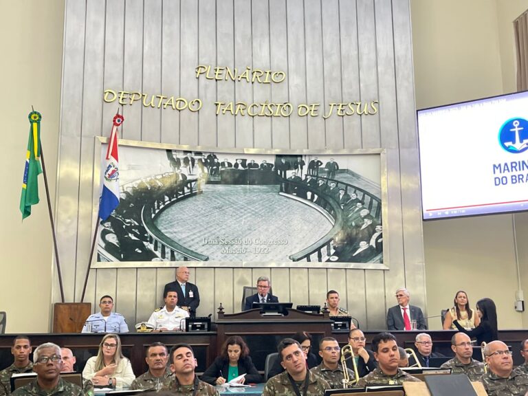Sessão no plenário com militares e autoridades presentes.