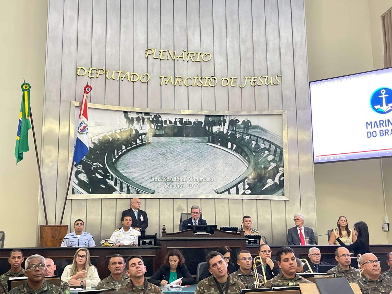 Sessão no plenário com militares e autoridades presentes.