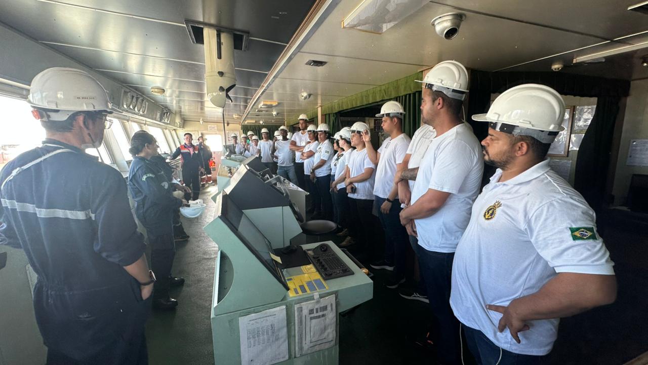 Tripulação de navio em reunião na ponte de comando.