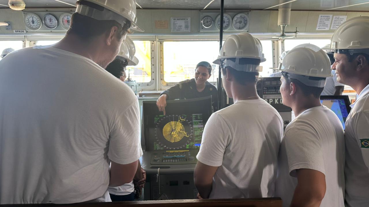 Marinheiros reunidos na ponte de comando do navio.