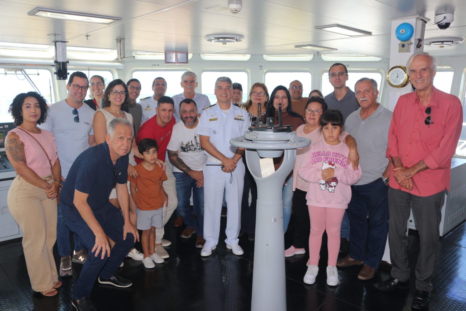 Pessoas reunidas no interior de um navio.