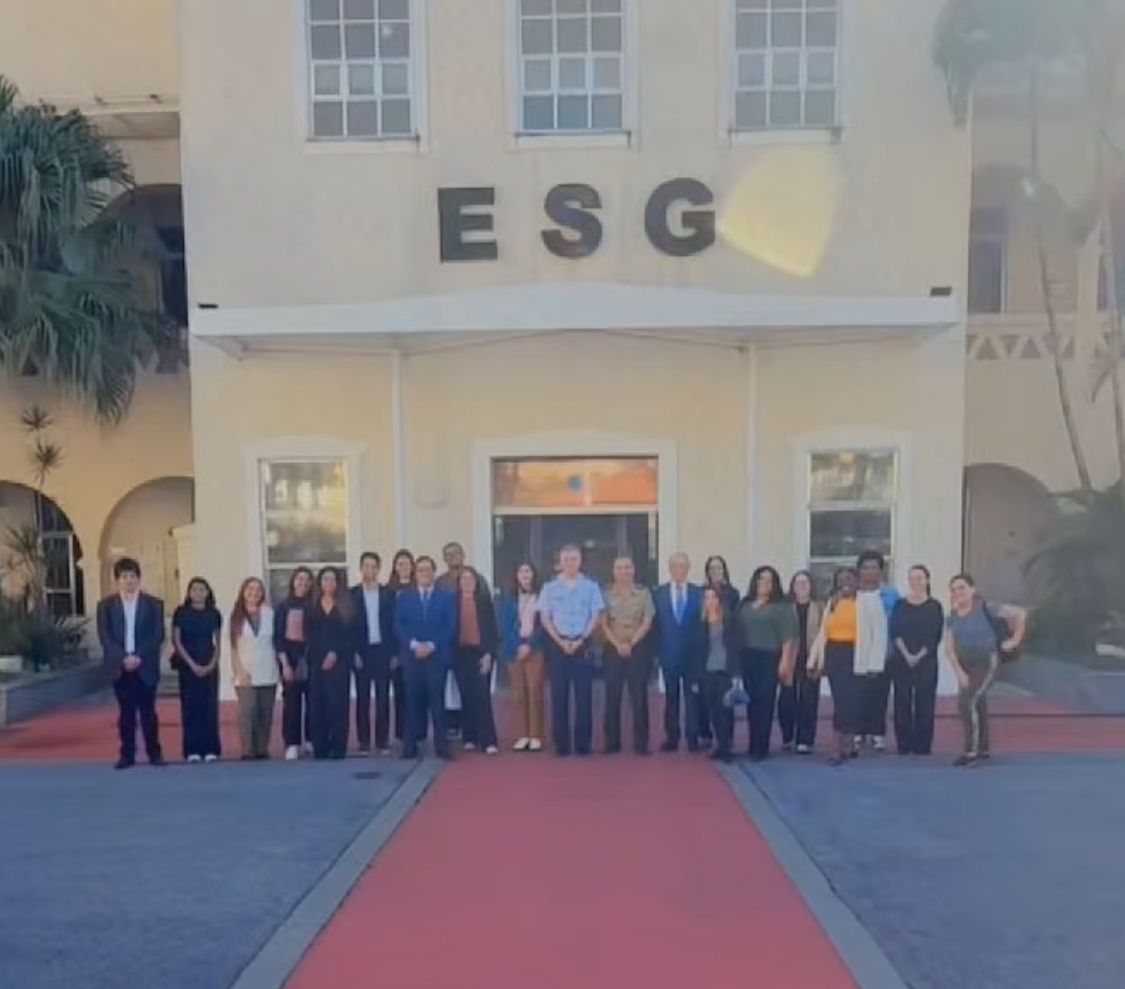 Grupo de pessoas posando em frente a prédio ESG.
