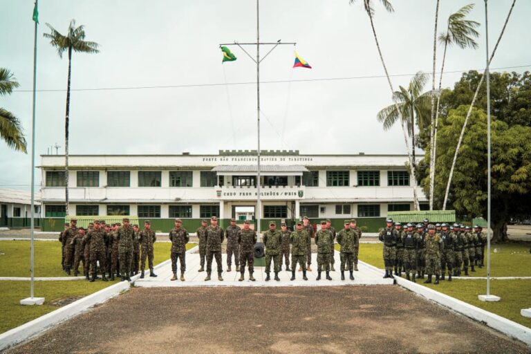 Soldados alinhados em frente ao quartel militar.