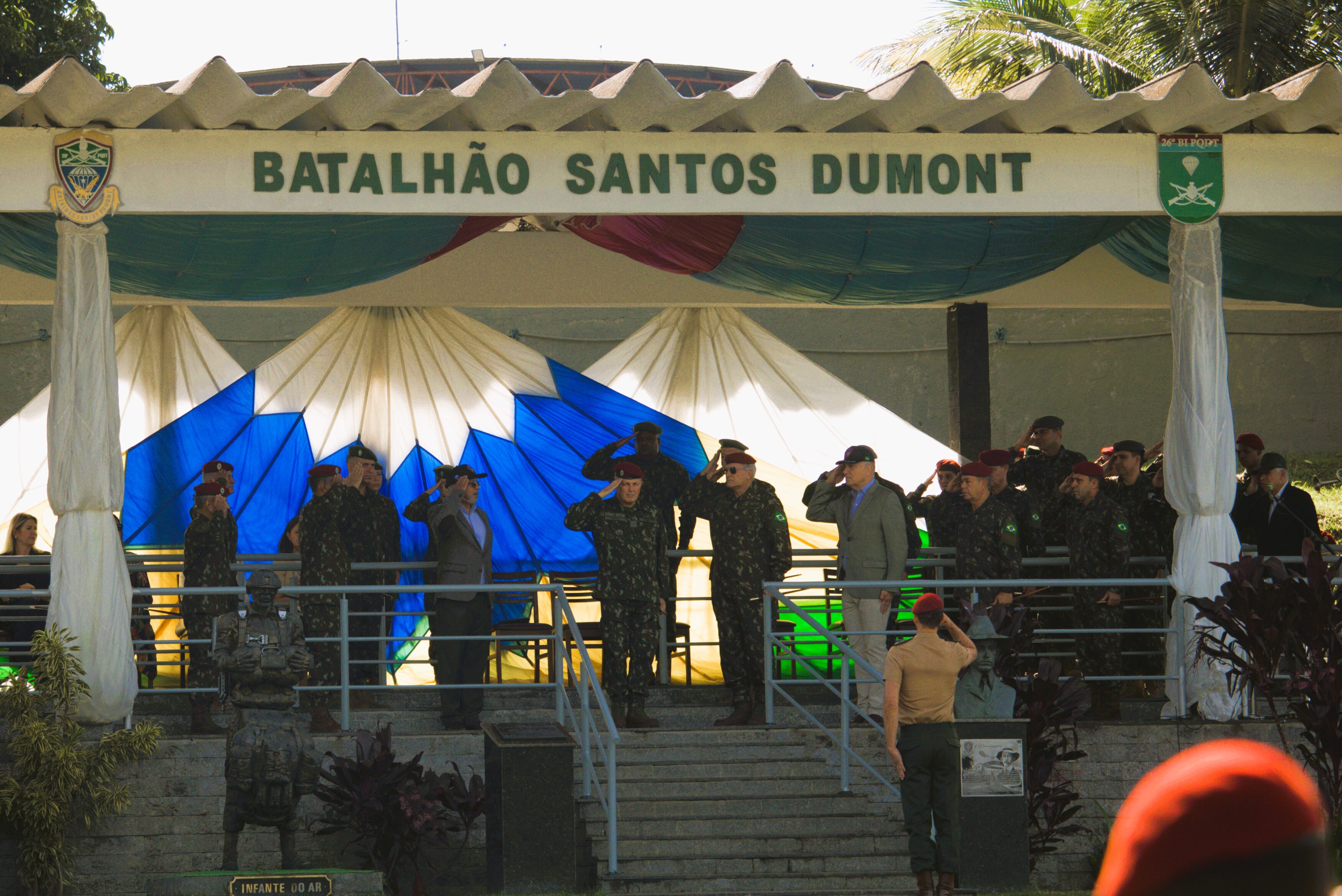 Cerimônia militar no Batalhão Santos Dumont.