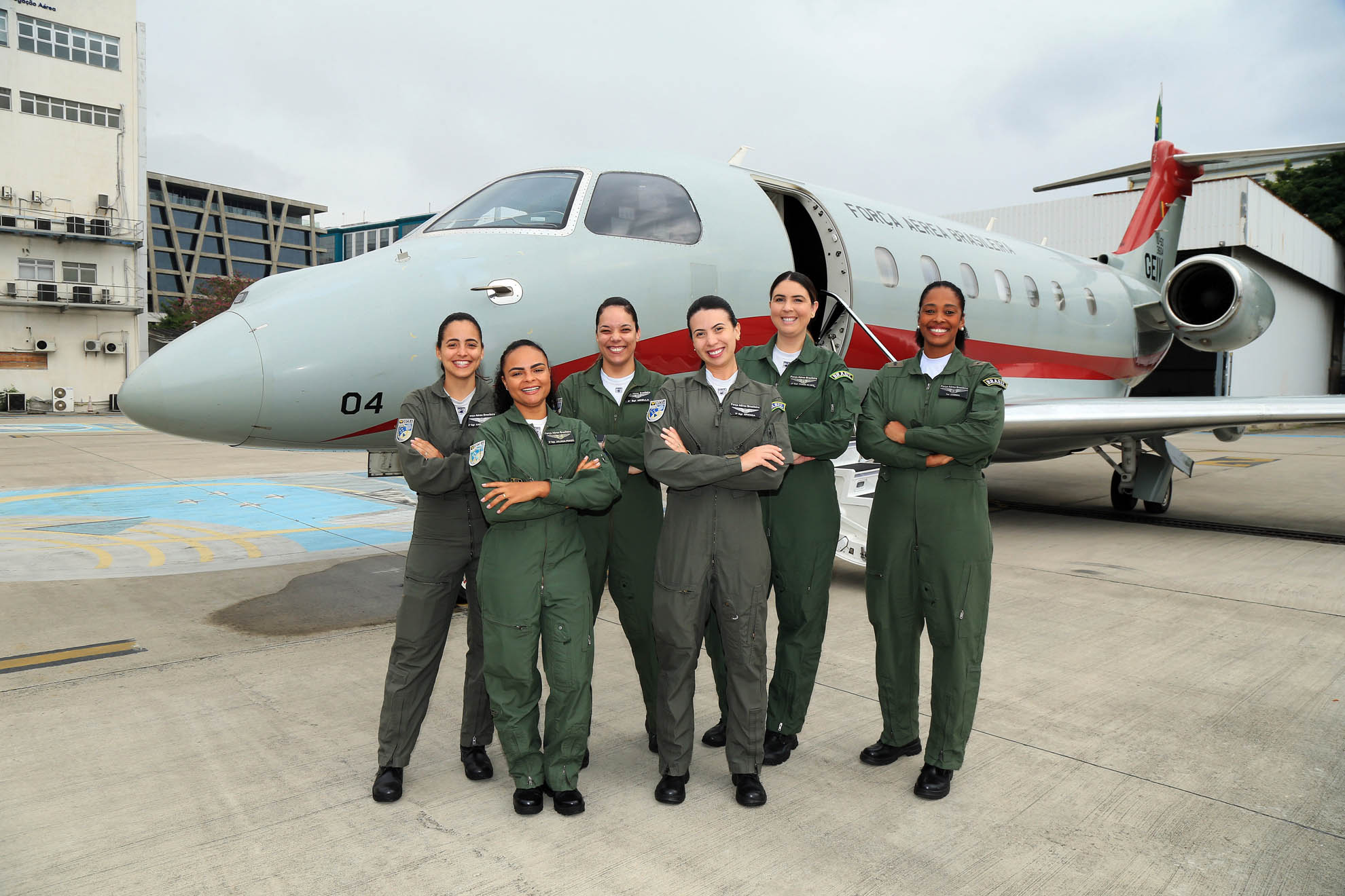 Pilotos da Força Aérea Brasileira em frente a jato.