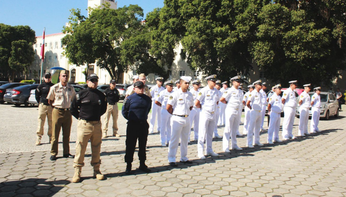 Militares em formação no pátio durante o dia.