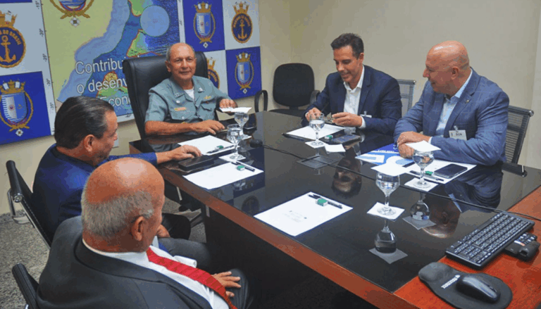 Reunião de executivos em sala de conferência.