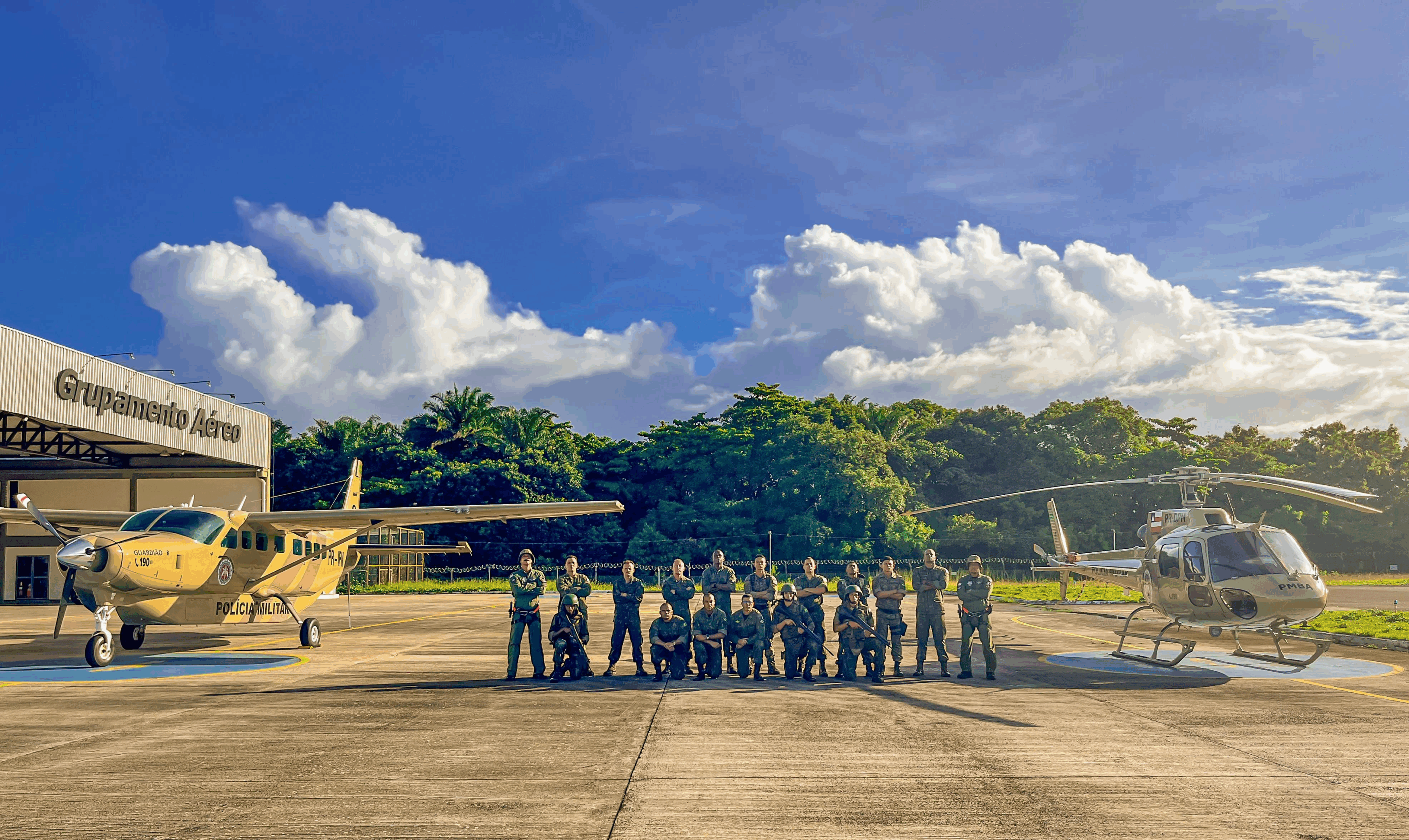 Equipe frente a aviões do Grupamento Aéreo.