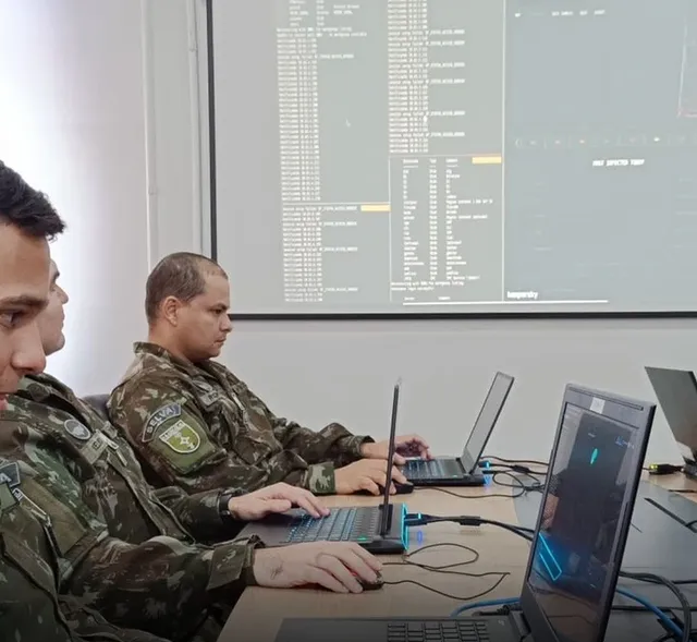 Exército Brasileiro em exercício de defesa cibernética.