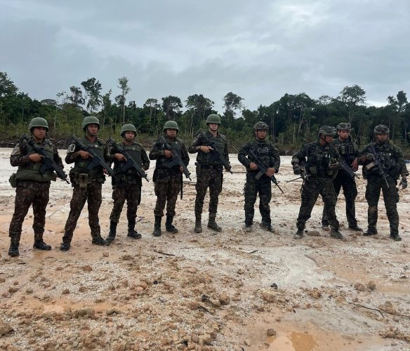Soldados em treinamento na floresta amazônica.