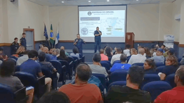 Palestra da Marinha do Brasil em auditório.