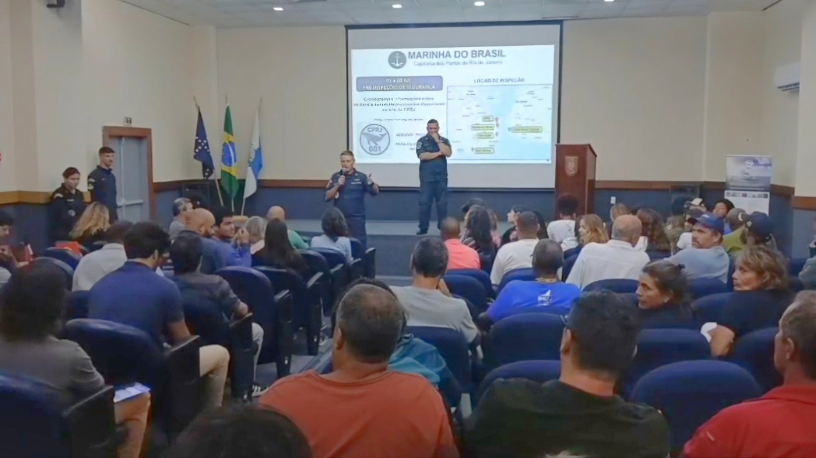 Palestra da Marinha do Brasil em auditório.