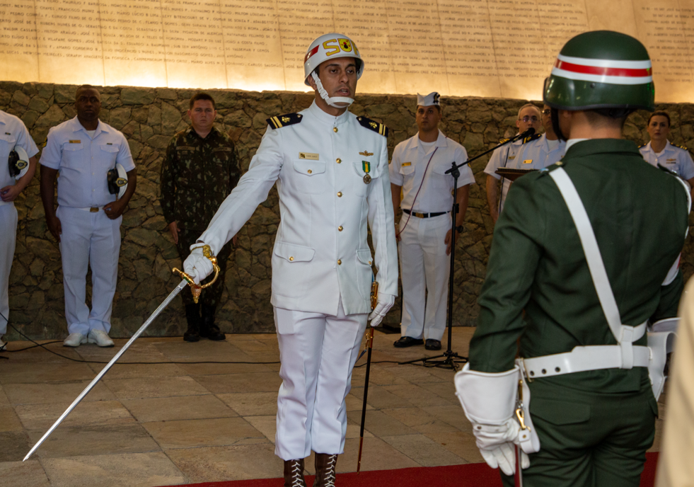 Cerimônia militar com soldados uniformizados.