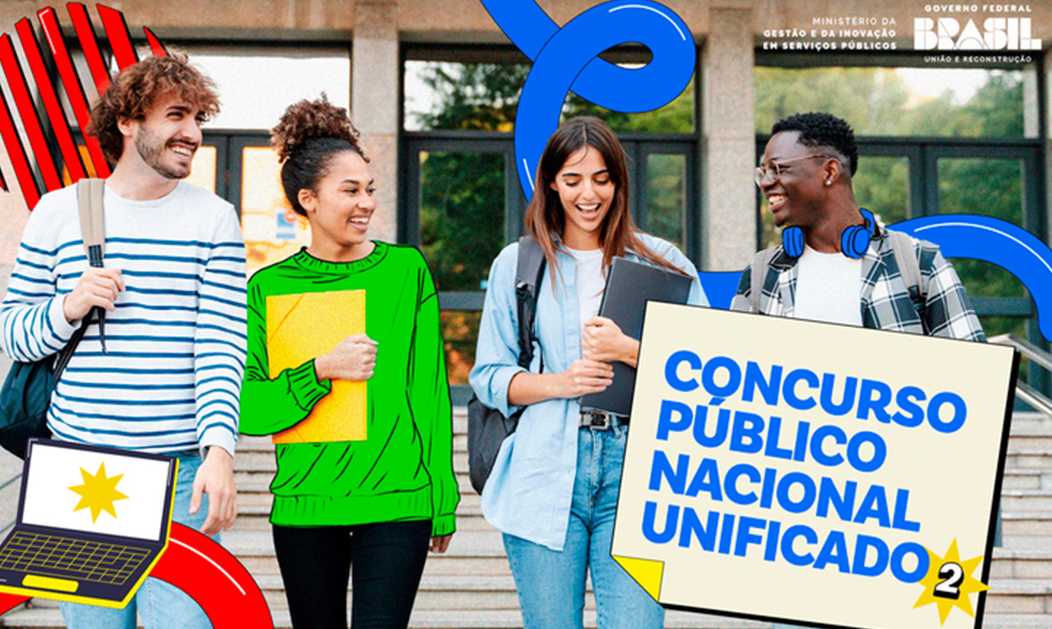 Quatro jovens discutem sobre concurso público nacional.