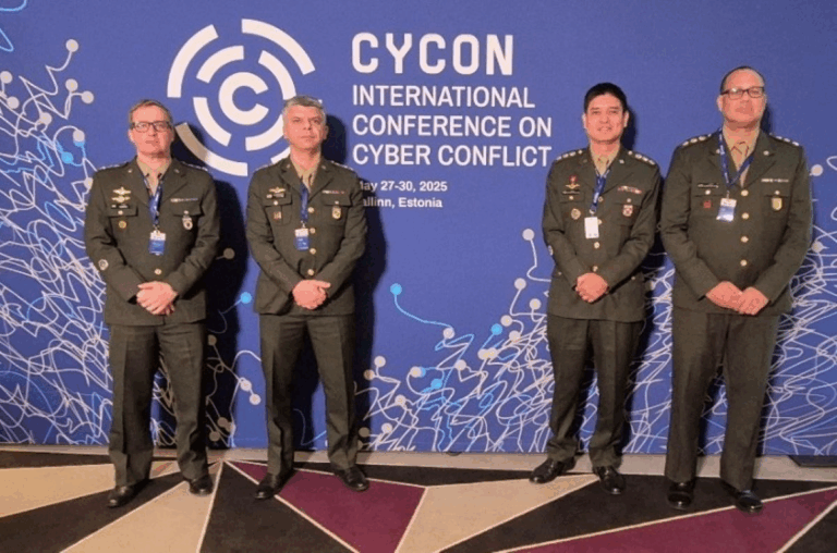 Quatro militares na conferência CYCON 2025, Tallinn, Estônia.