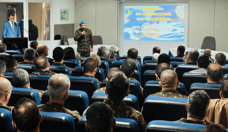 Seminário Dia Internacional dos Peacekeepers, militares presentes.