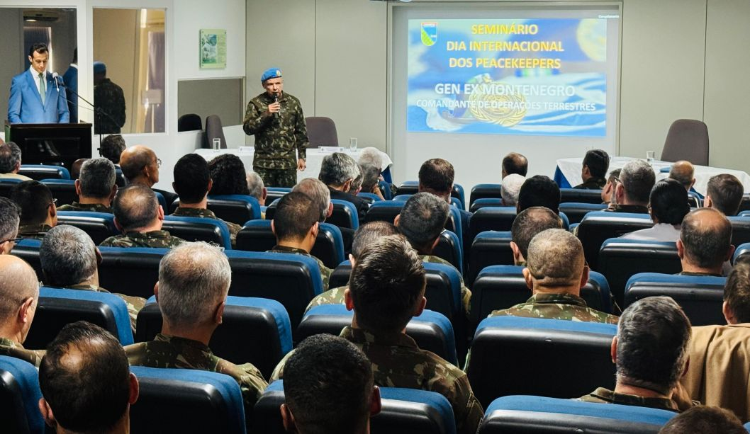Seminário Dia Internacional dos Peacekeepers, militares presentes.