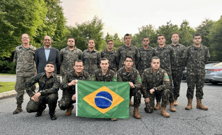 Grupo de militares brasileiros com bandeira do Brasil.