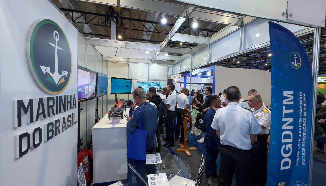 Estande da Marinha do Brasil em evento tecnológico.