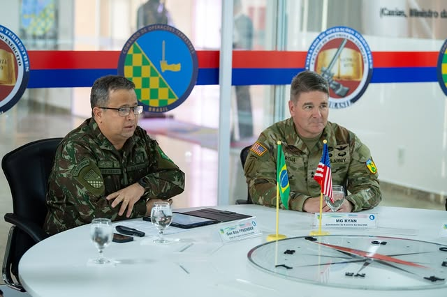 Militares brasileiros e americanos em reunião.