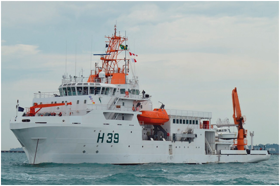 Navio de pesquisa H39 navegando no oceano.