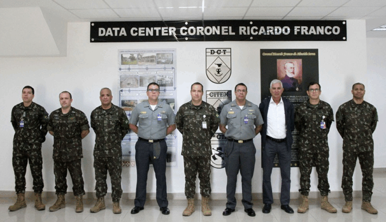 Militares em frente ao Data Center Ricardo Franco.