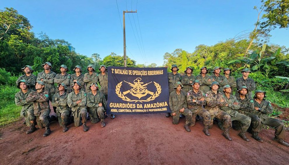 Soldados do 2° Batalhão na floresta amazônica.