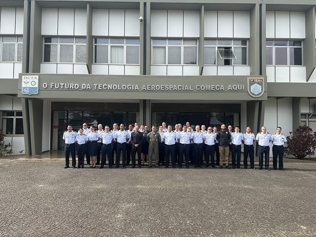 Grupo em frente ao Centro de Tecnologia Aeroespacial