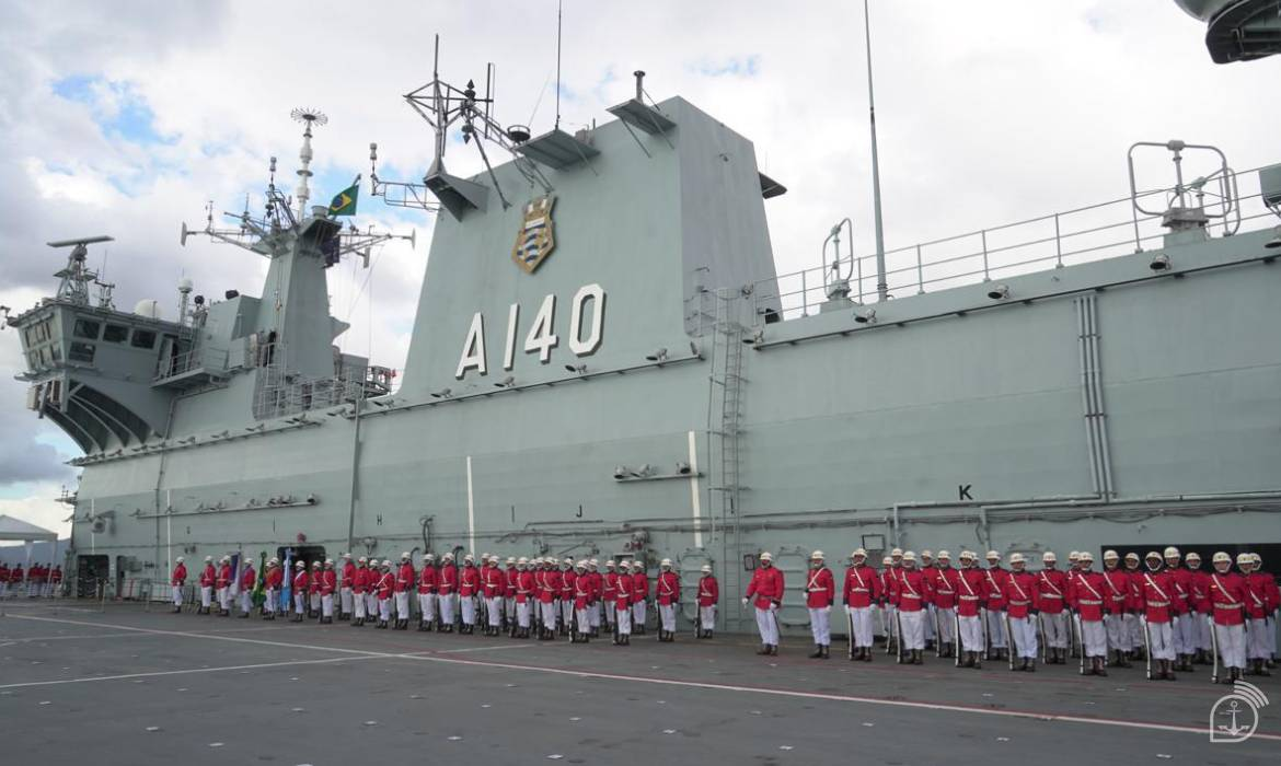 Navio militar A140 com guardas alinhados em desfile.